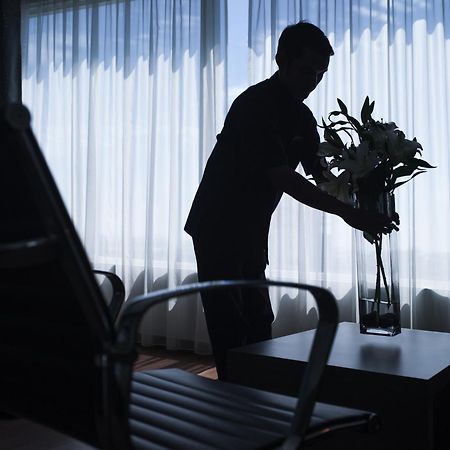 Hotel Pullman Kuching Exteriér fotografie A chambermaid at work
