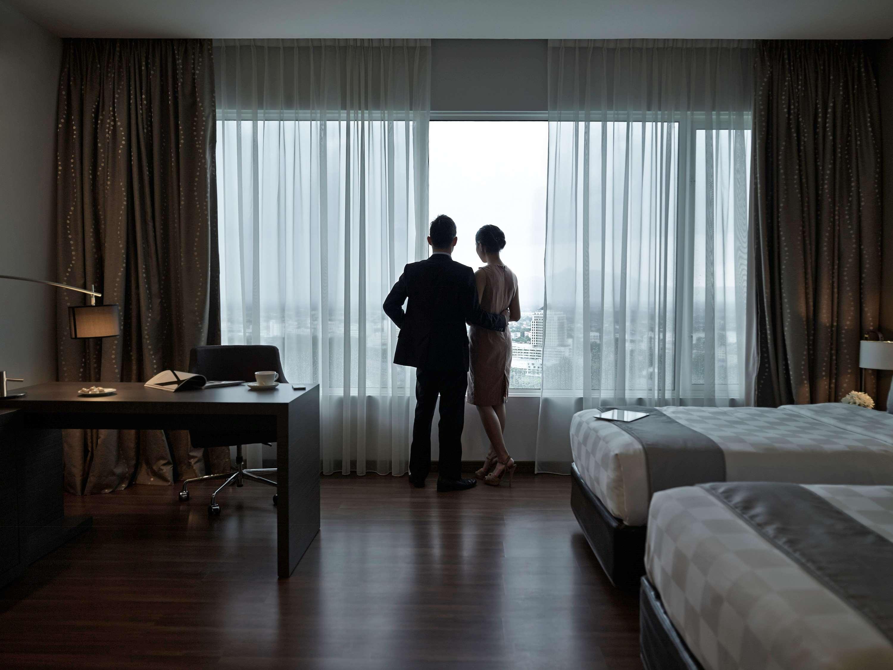 Hotel Pullman Kuching Exteriér fotografie A hotel room