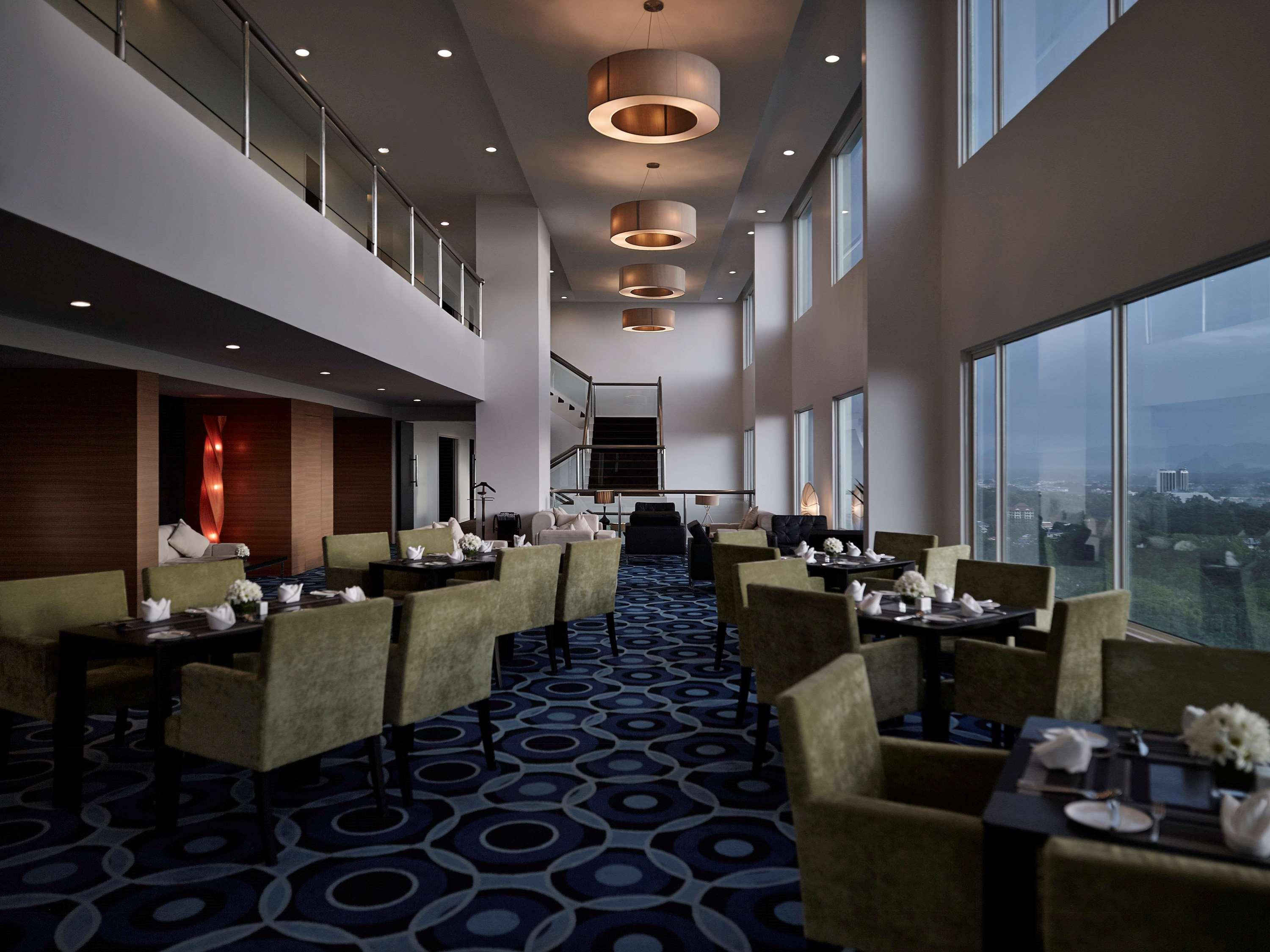 Hotel Pullman Kuching Exteriér fotografie Club Lounge at the 36th floor