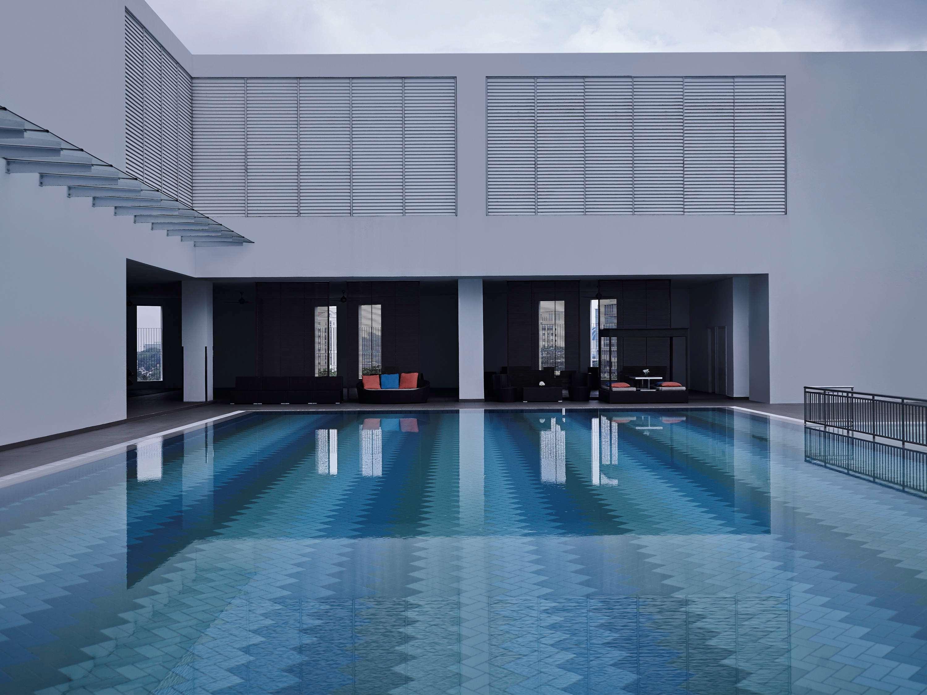 Hotel Pullman Kuching Exteriér fotografie The swimming pool