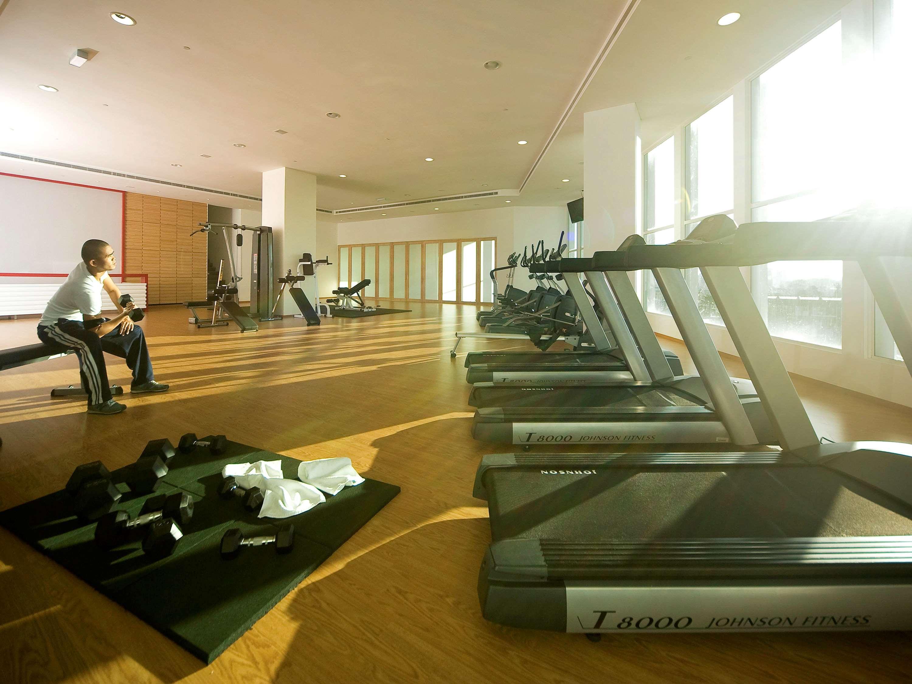 Hotel Pullman Kuching Exteriér fotografie The gym at the InterContinental