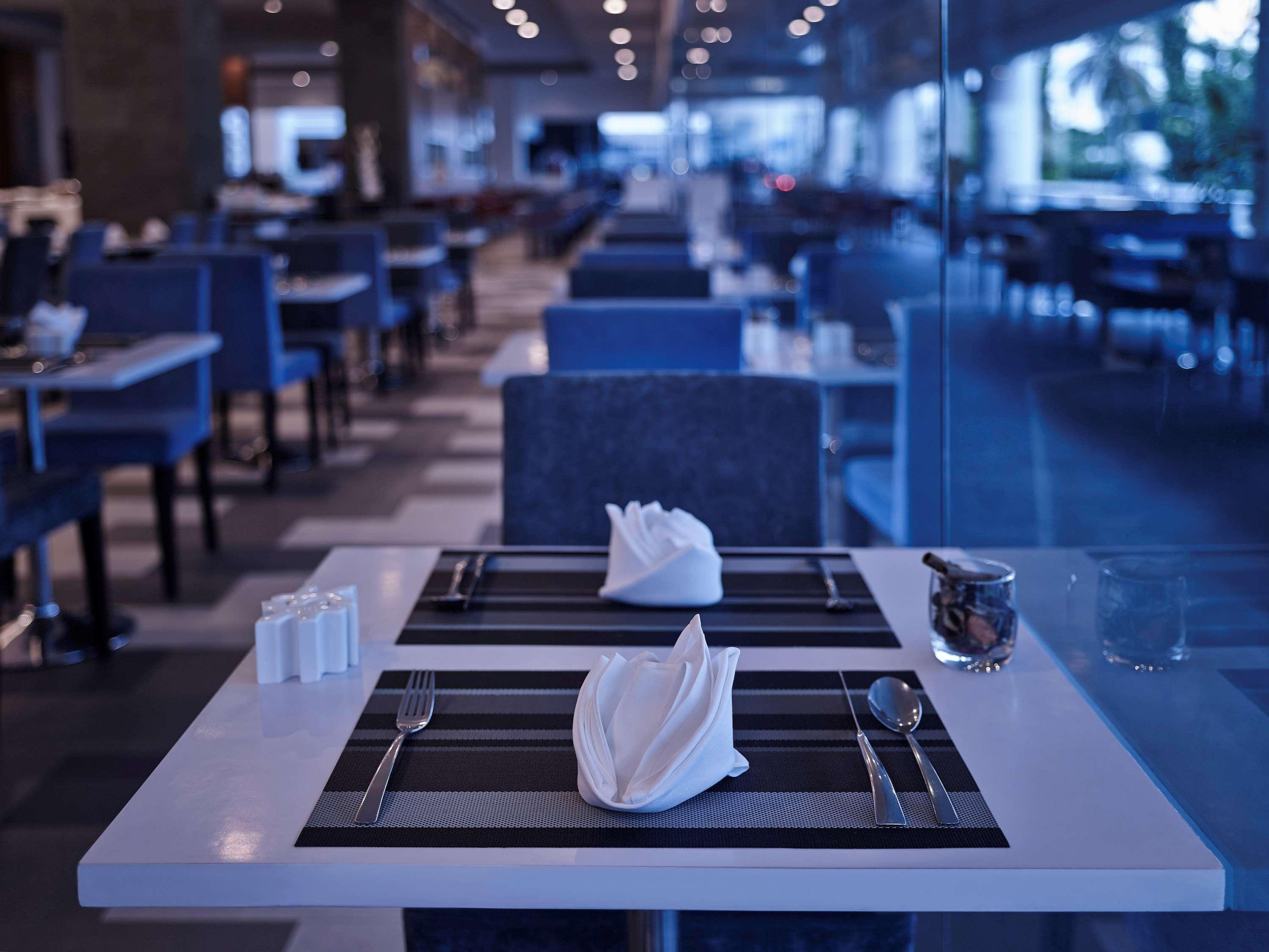 Hotel Pullman Kuching Exteriér fotografie A place setting at a restaurant