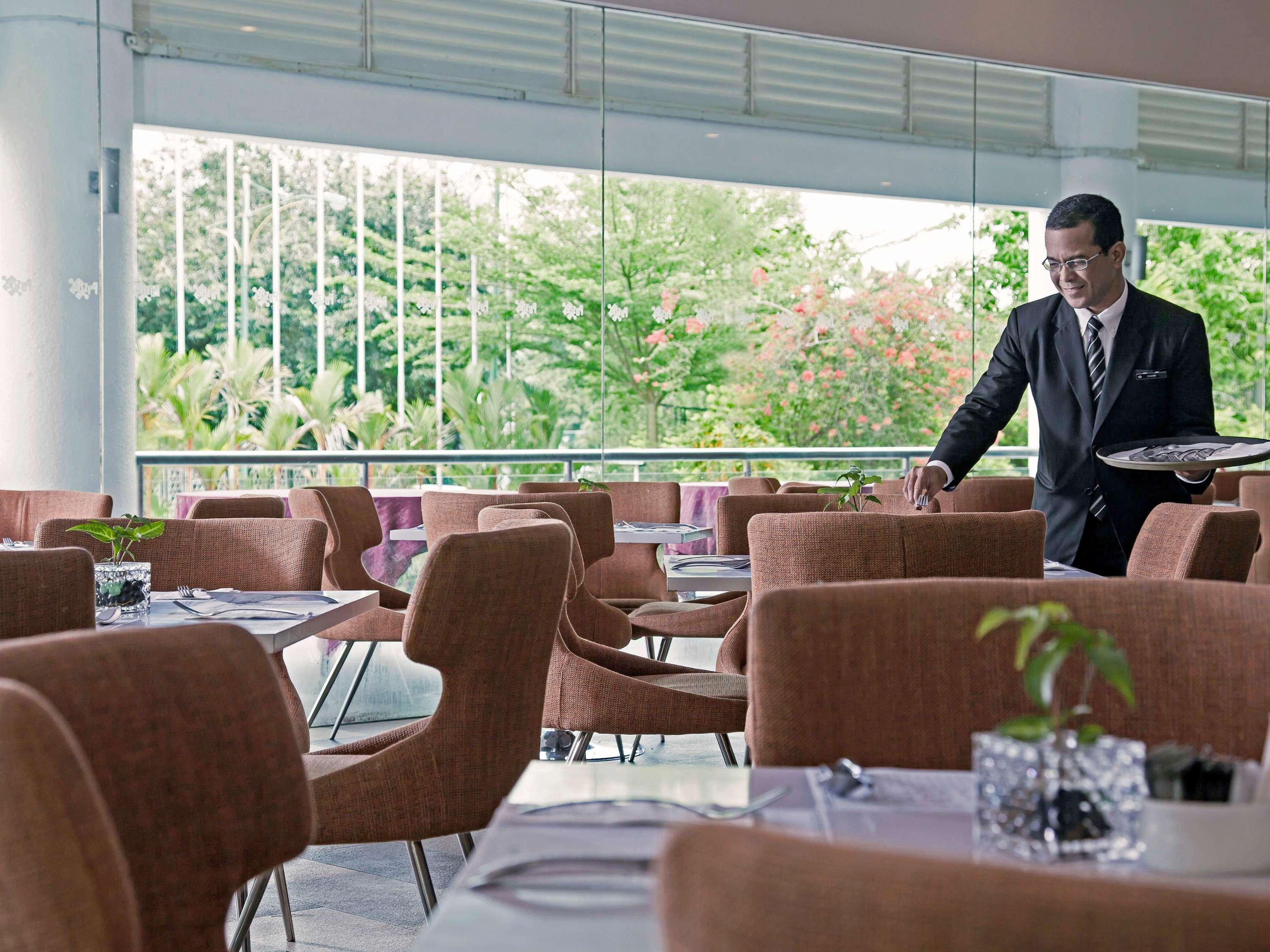 Hotel Pullman Kuching Exteriér fotografie A restaurant at the hotel