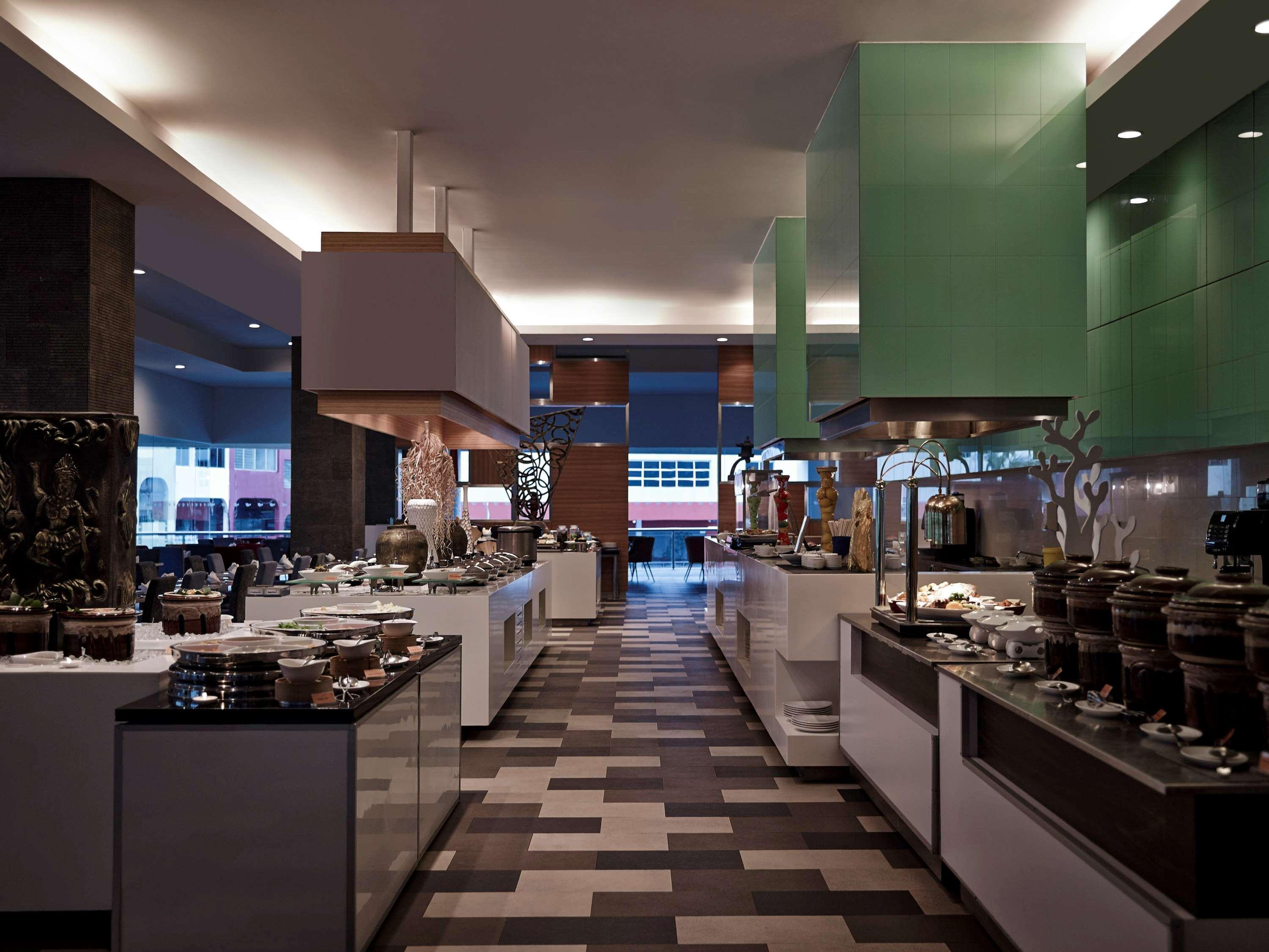 Hotel Pullman Kuching Exteriér fotografie The buffet at the hotel