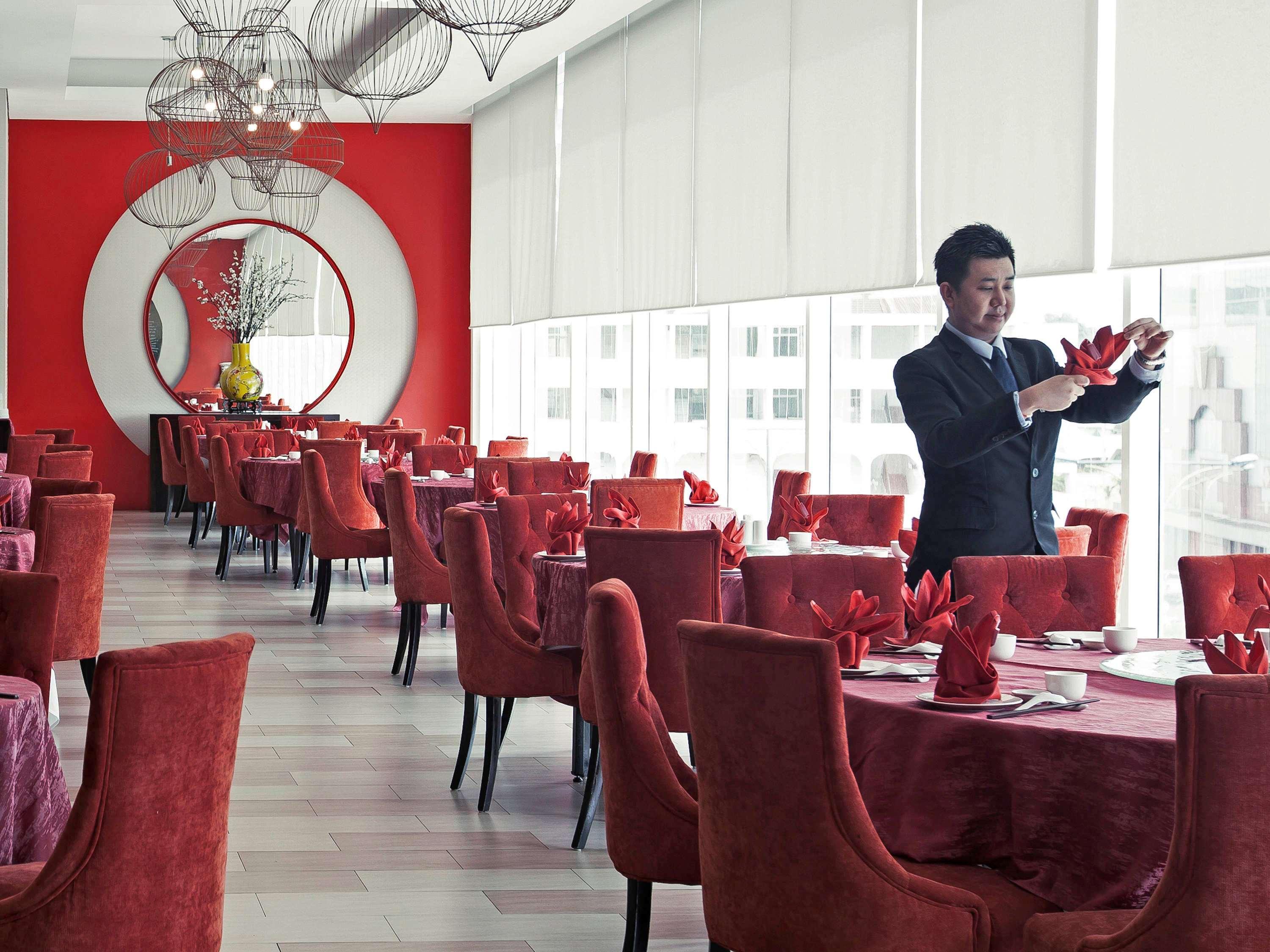 Hotel Pullman Kuching Exteriér fotografie A restaurant in a hotel