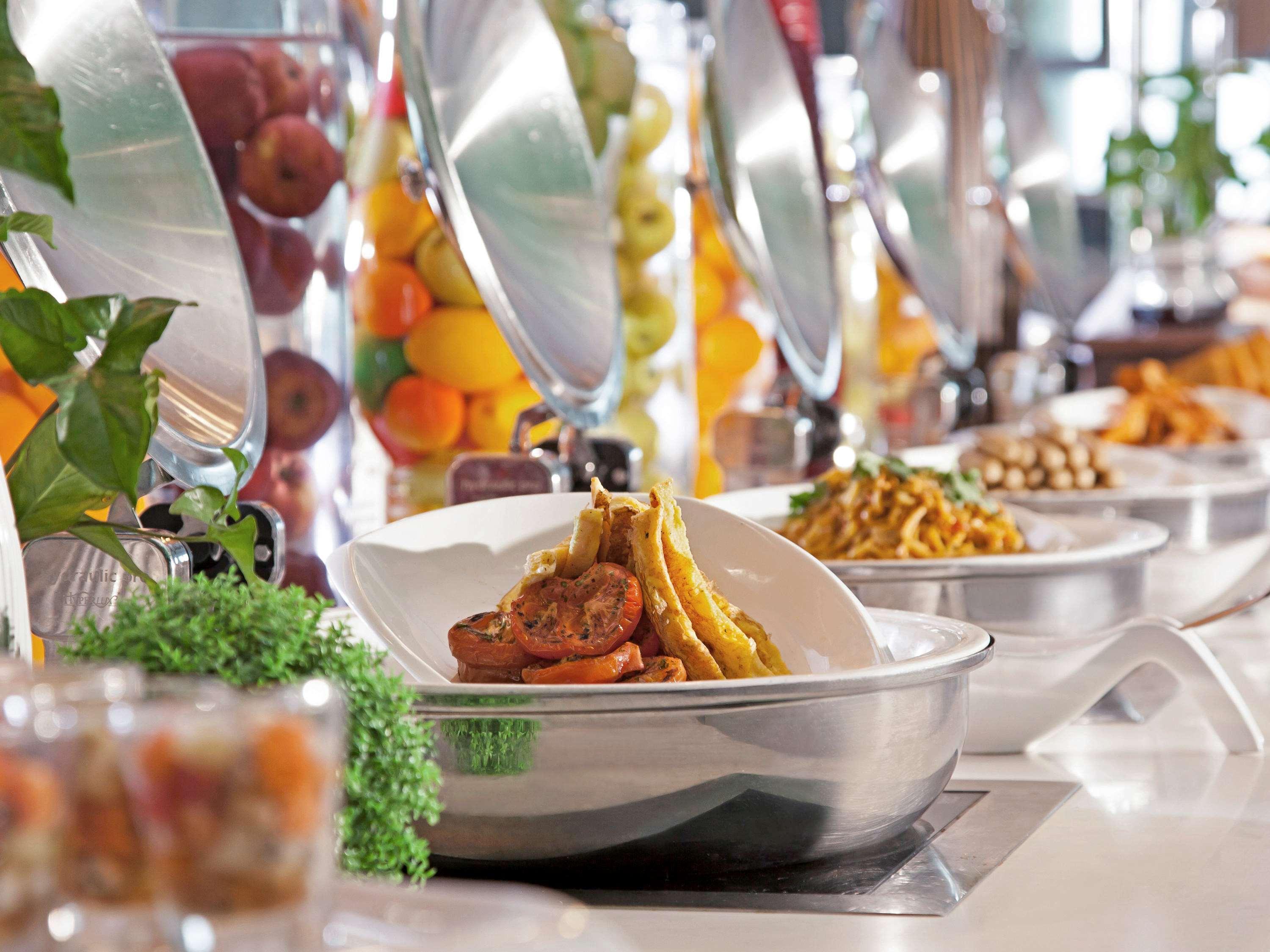 Hotel Pullman Kuching Exteriér fotografie A chafing dish