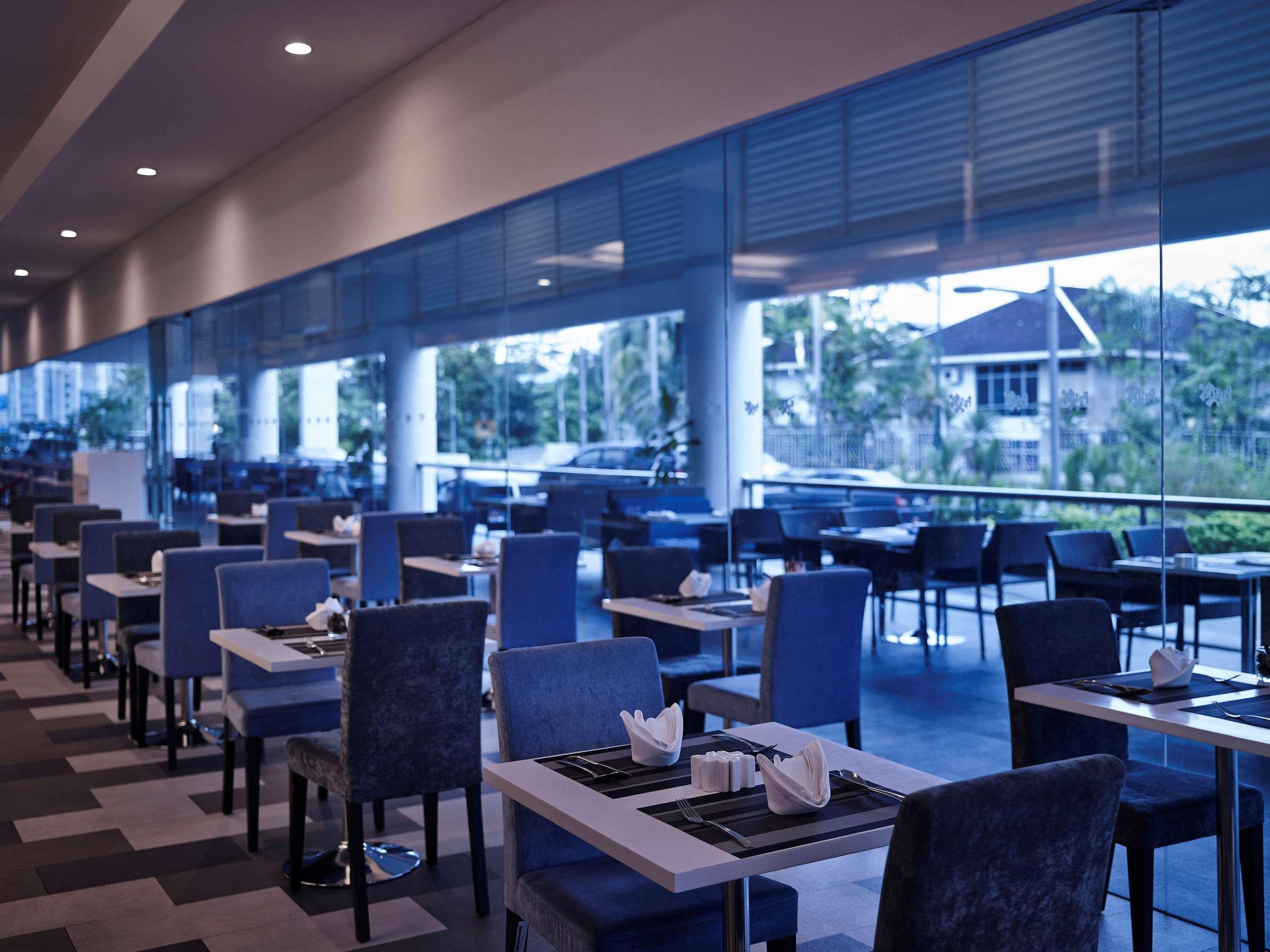 Hotel Pullman Kuching Exteriér fotografie The restaurant at the airport