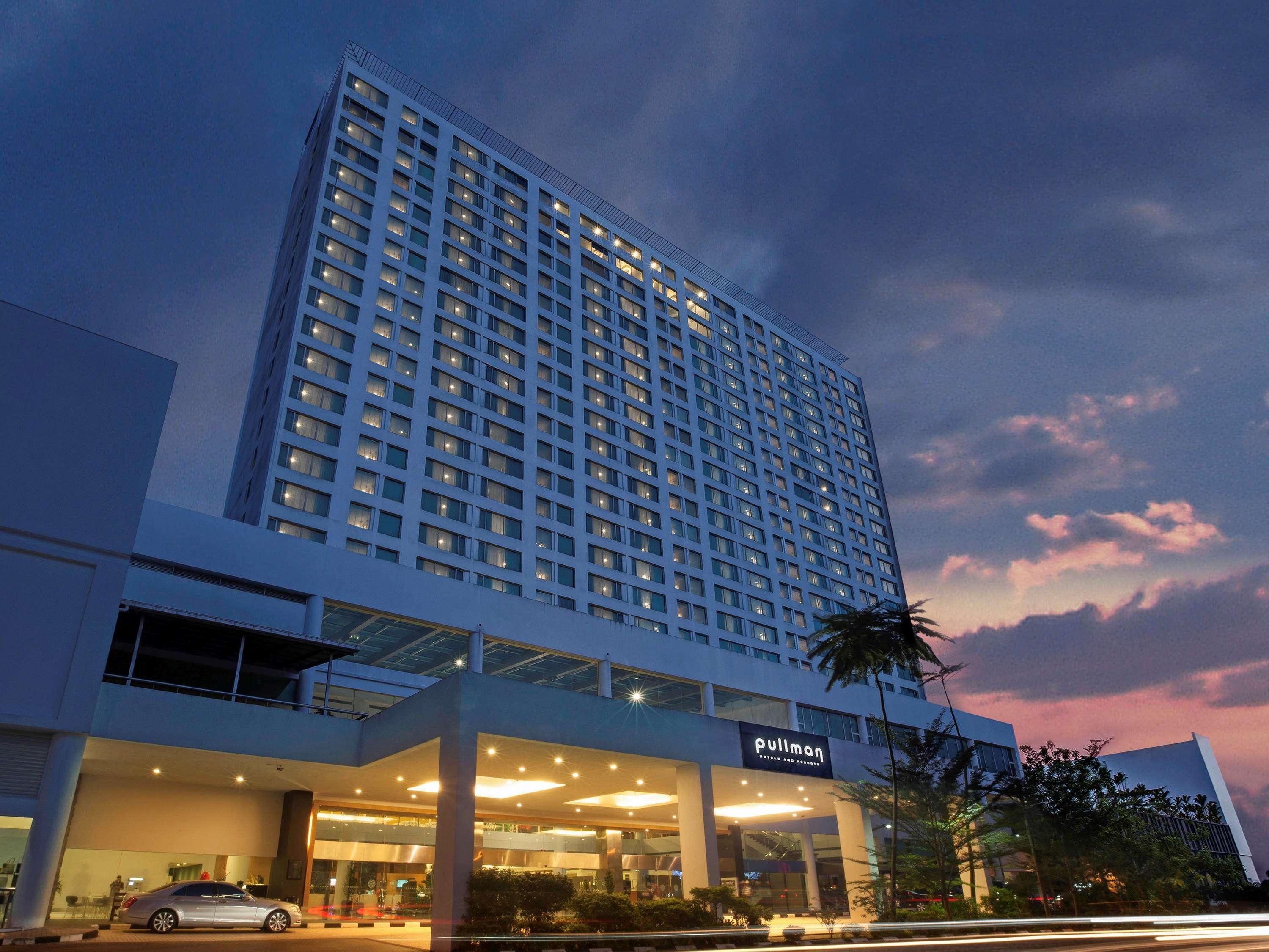 Hotel Pullman Kuching Exteriér fotografie The hotel at dusk