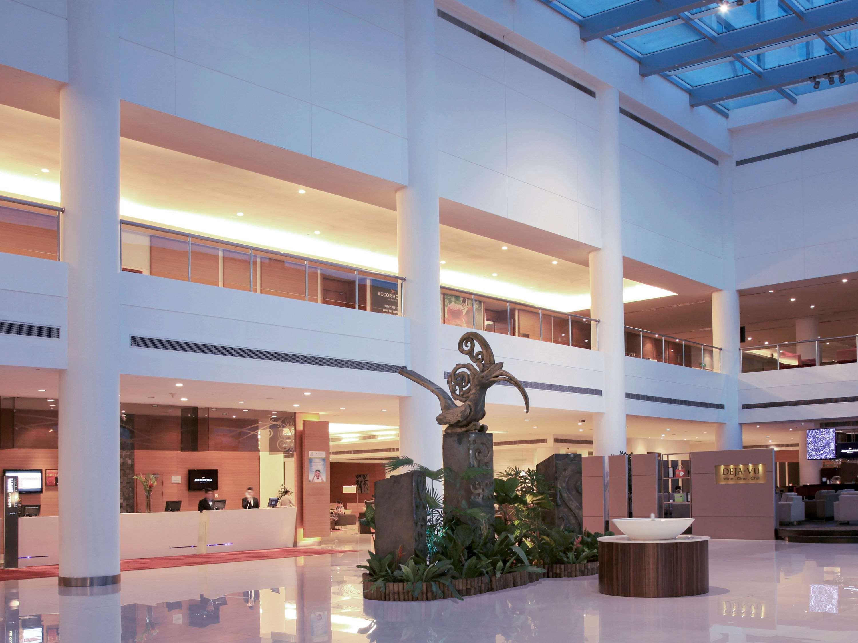 Hotel Pullman Kuching Exteriér fotografie The lobby of the hotel