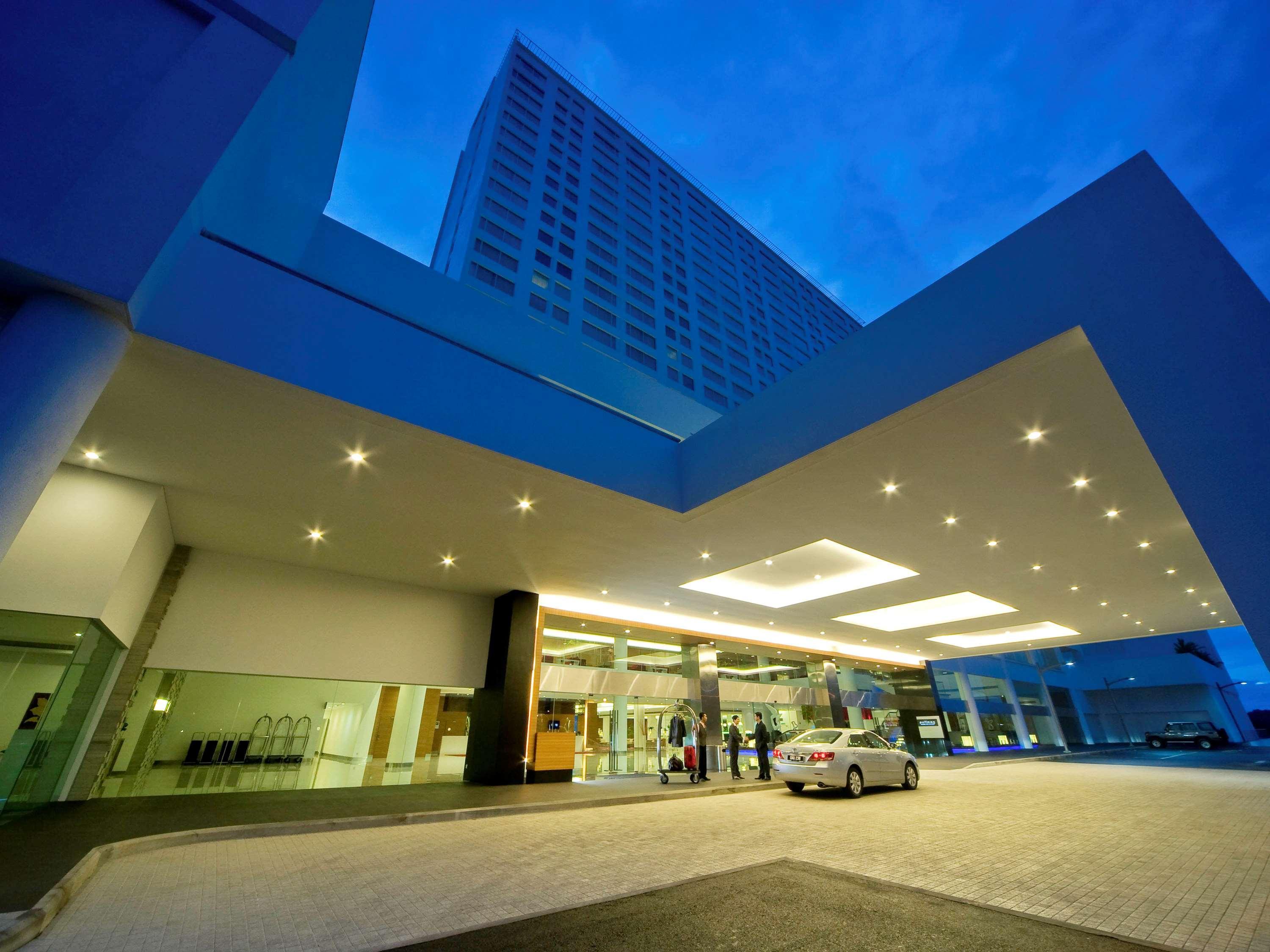 Hotel Pullman Kuching Exteriér fotografie The hotel's main entrance