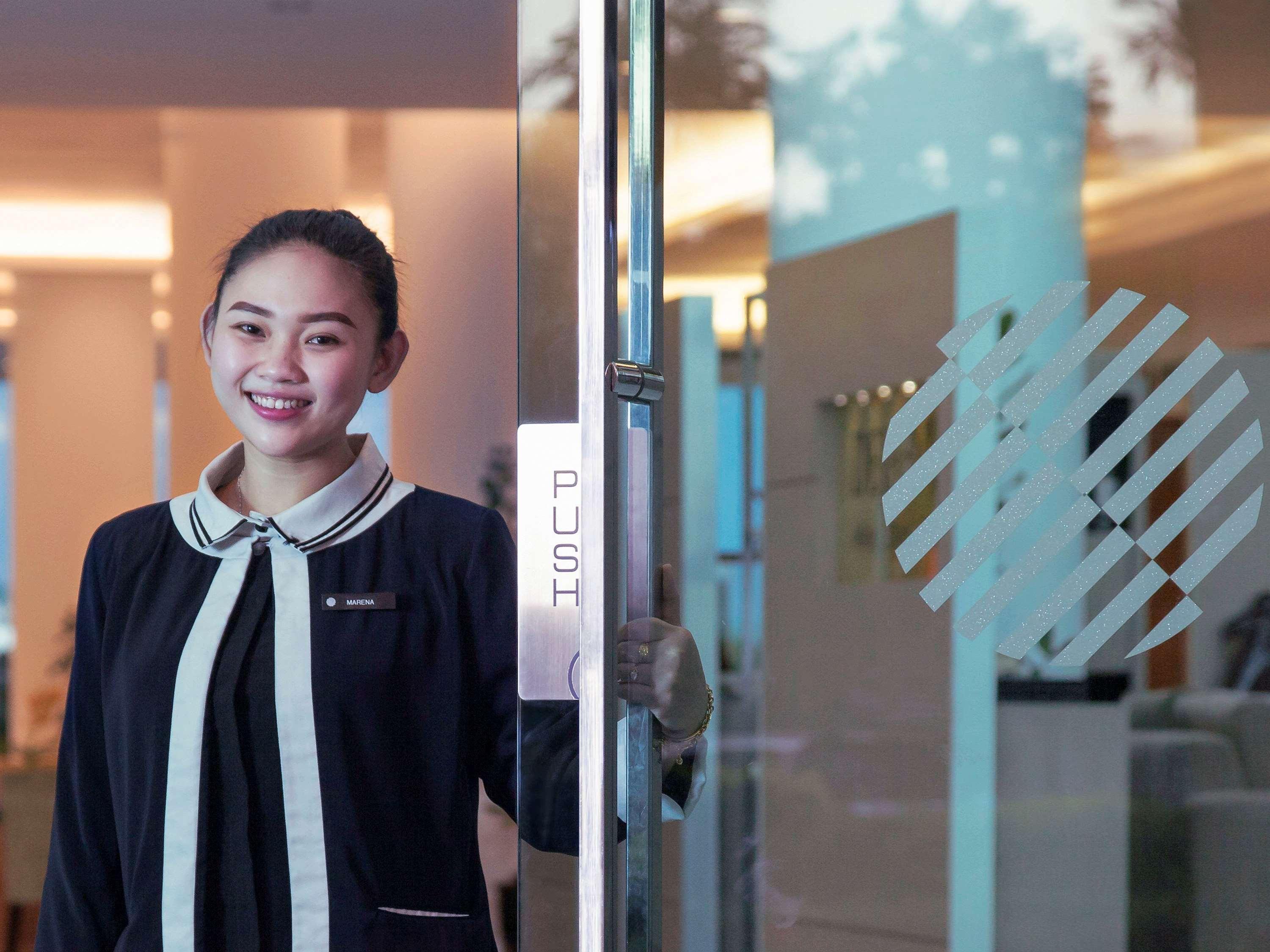 Hotel Pullman Kuching Exteriér fotografie A Thai woman working at a hotel