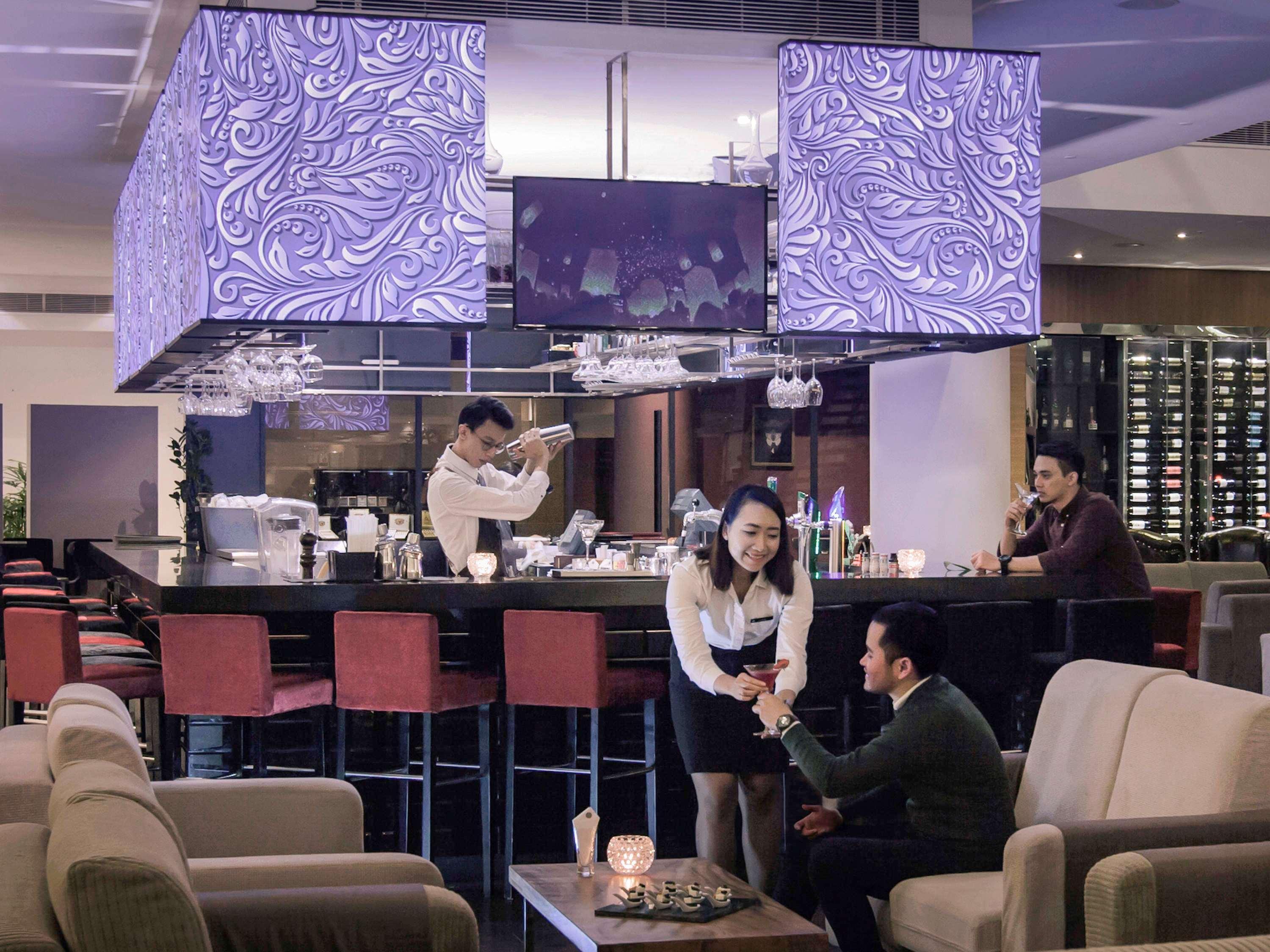 Hotel Pullman Kuching Exteriér fotografie The bar at the lounge