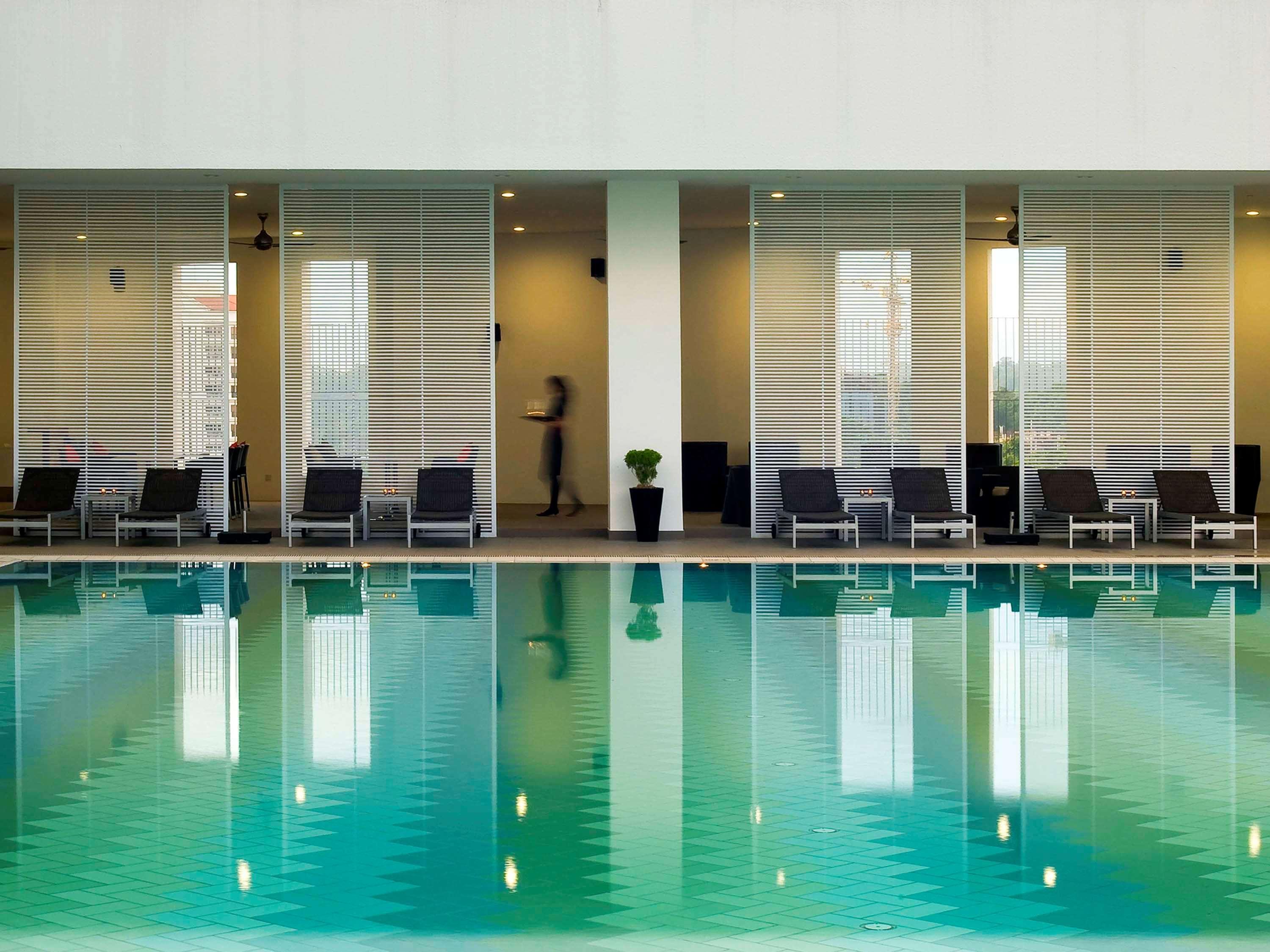 Hotel Pullman Kuching Exteriér fotografie The swimming pool at the hotel