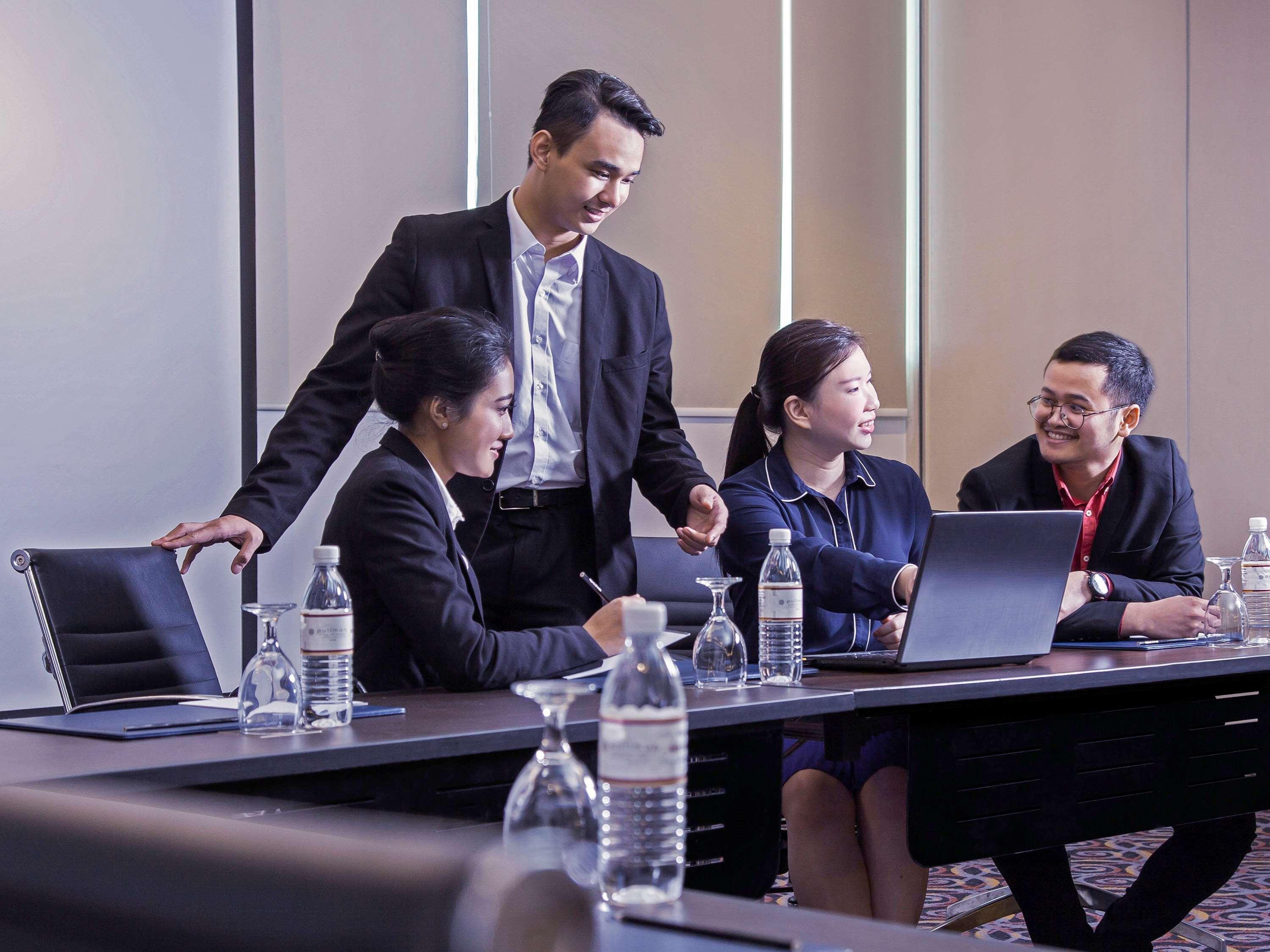 Hotel Pullman Kuching Exteriér fotografie A meeting in progress