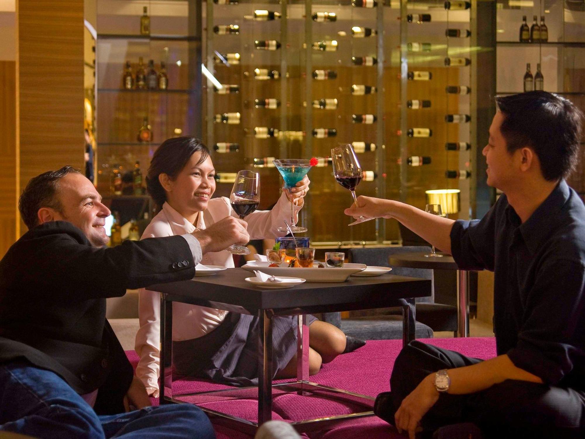 Hotel Pullman Kuching Exteriér fotografie The Wine Bar