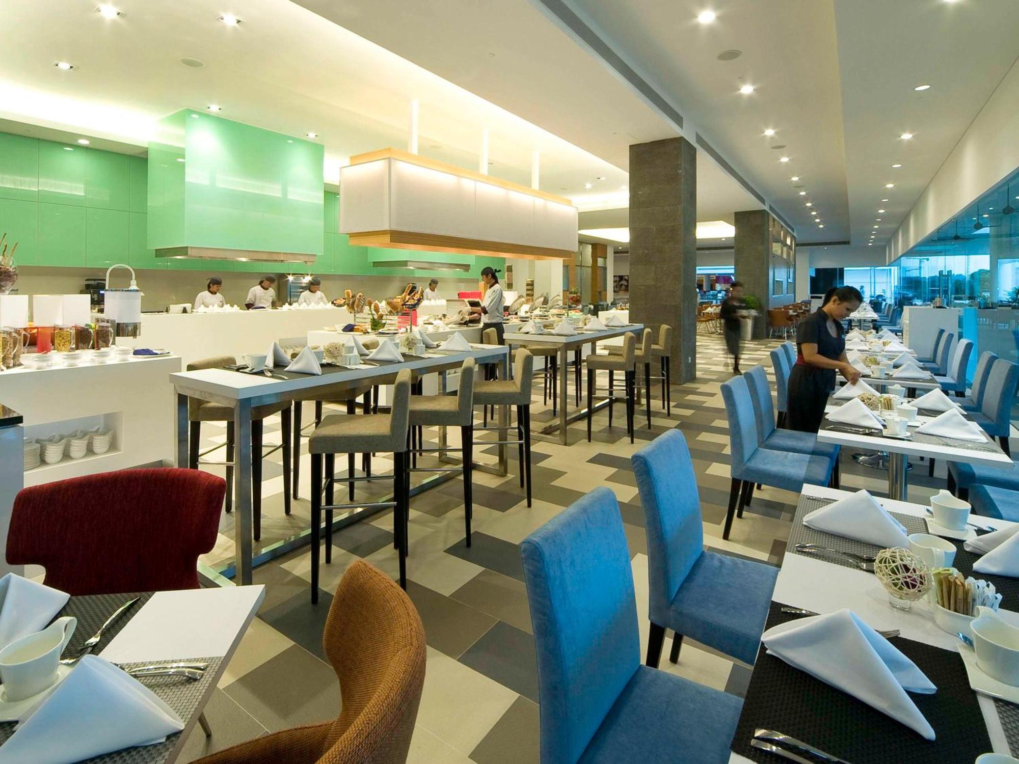 Hotel Pullman Kuching Exteriér fotografie The buffet at the lobby