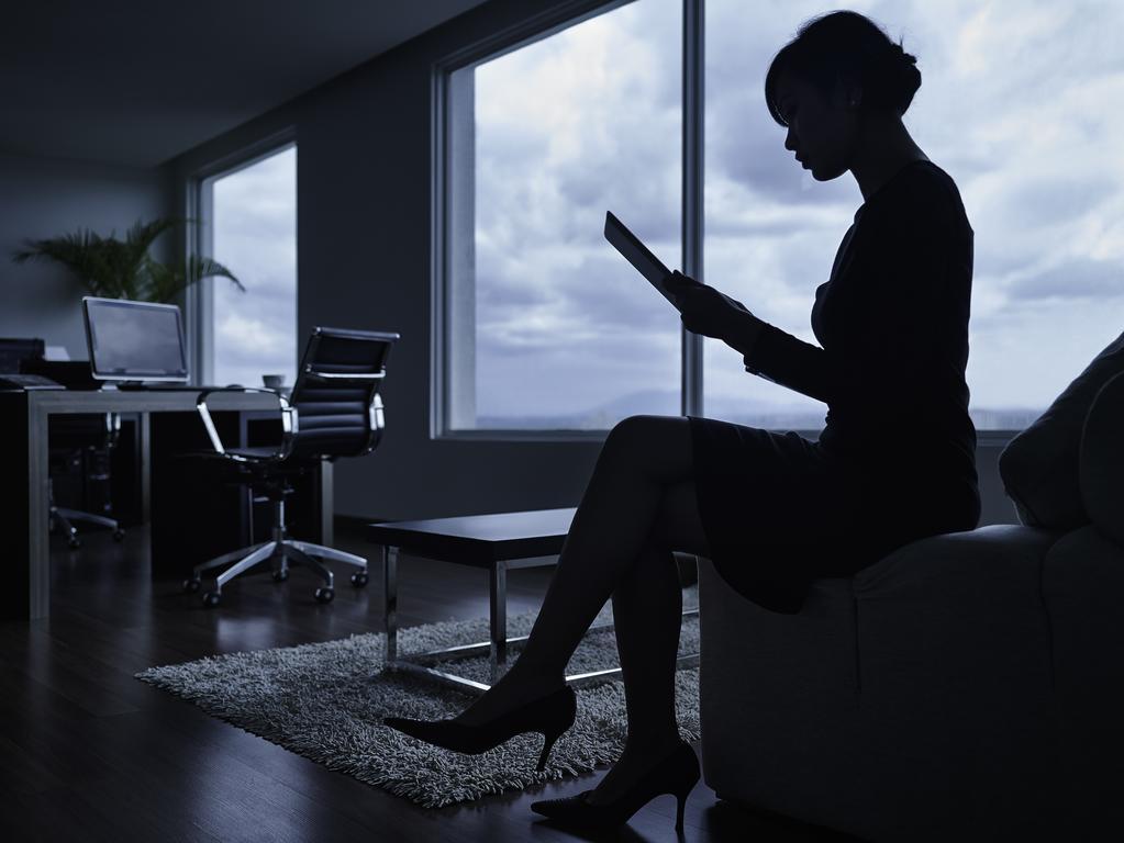Hotel Pullman Kuching Exteriér fotografie A woman working in a dark office