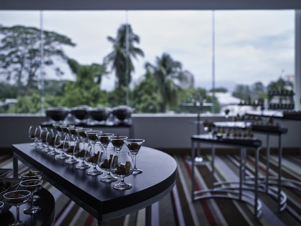 Hotel Pullman Kuching Exteriér fotografie The bar at the 101 bar
