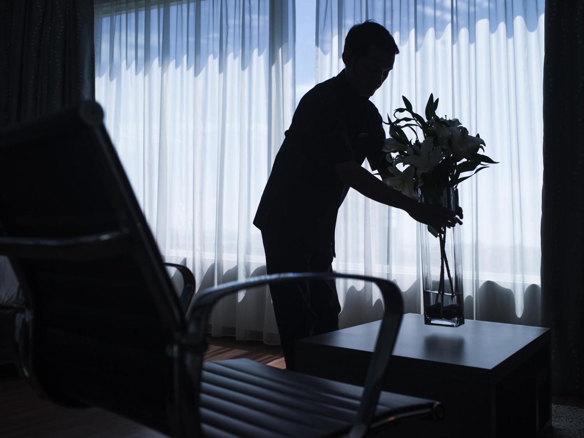 Hotel Pullman Kuching Exteriér fotografie A chambermaid at work