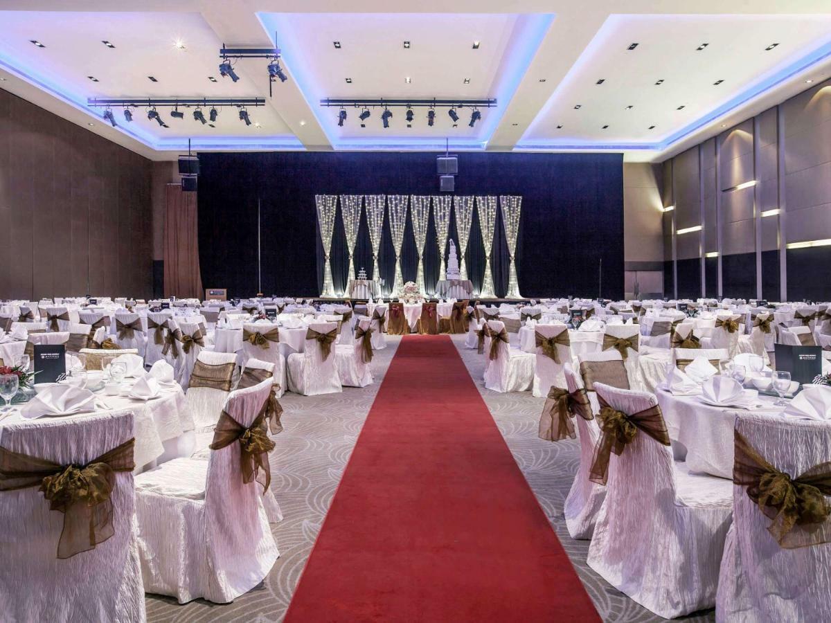 Hotel Pullman Kuching Exteriér fotografie The ballroom of the hotel