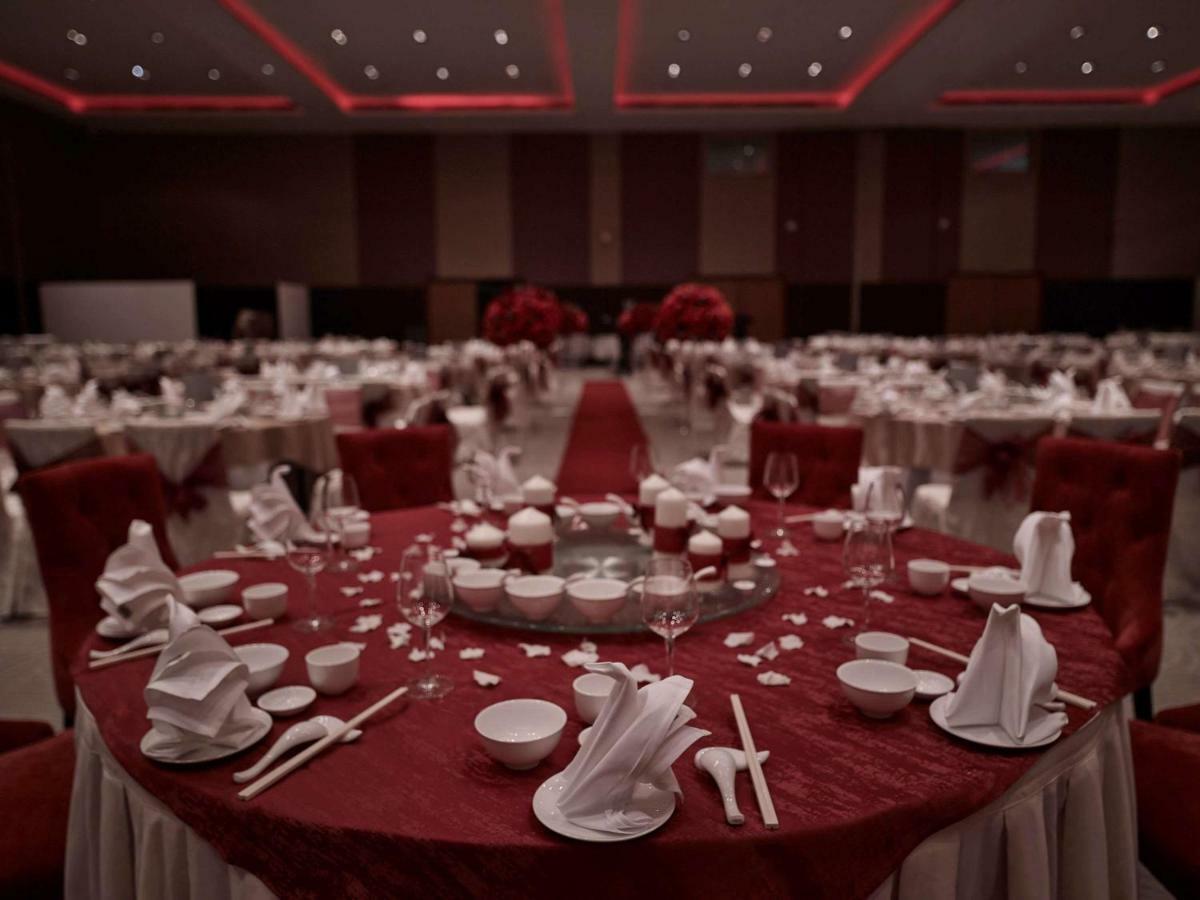 Hotel Pullman Kuching Exteriér fotografie A typical table setting at a Chinese wedding banquet