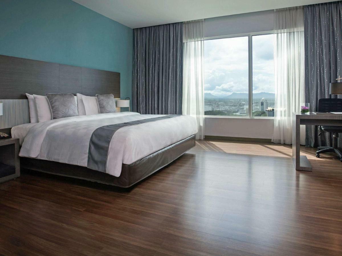 Hotel Pullman Kuching Exteriér fotografie A typical hotel room